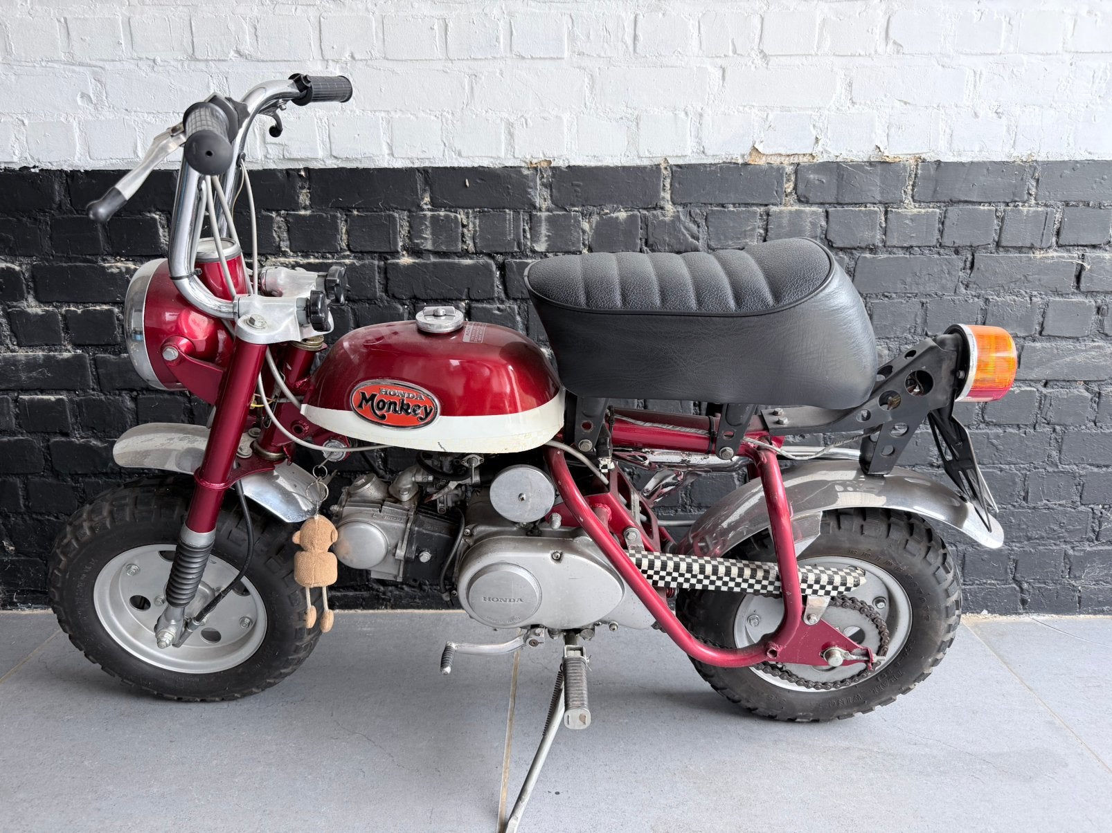 Honda Z50 - bordeau - 68km - altijd in bureel gestaan, Vélos & Vélomoteurs, Cyclomoteurs | Honda, Enlèvement, Comme neuf