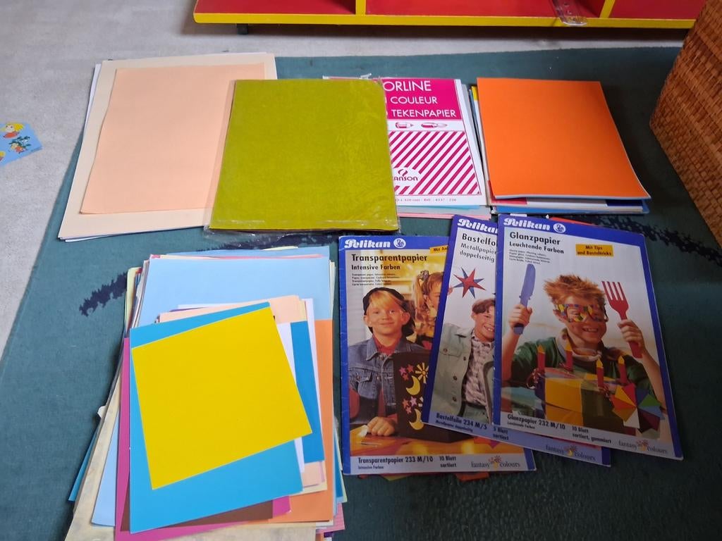 Grote hoeveelheid gekleurd papier effen, Hobby en Vrije tijd, Scrapbooking, Ophalen of Verzenden