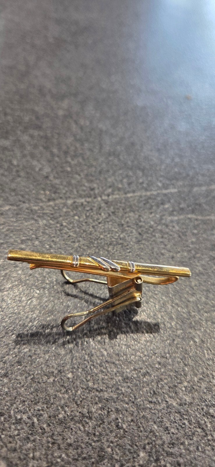 Bijoux divers en métal doré, Enlèvement