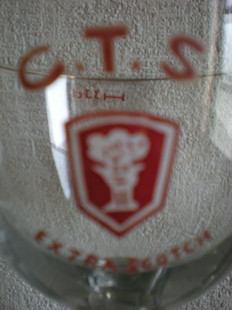 C.T.S. Extra Scotch   33cl, Verzamelen, Ophalen of Verzenden, Zo goed als nieuw, Glas of Glazen