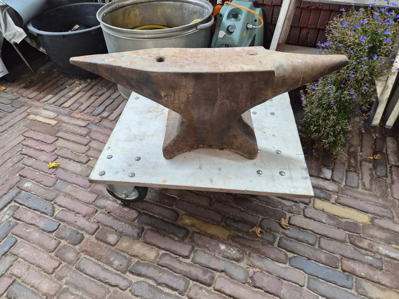groot aambeeld te koop, Ophalen
