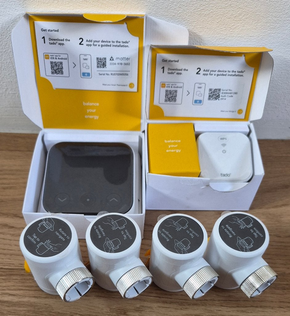 Tado X Radiatorknoppen Quattro Pack + Thermostaat +Bridge, Doe-het-zelf en Bouw, Thermostaten, Ophalen of Verzenden, Slimme thermostaat
