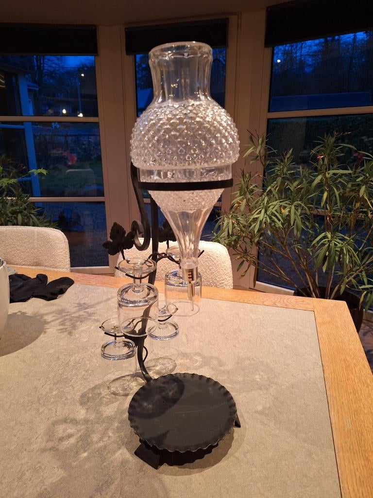 Décanteur à vin en verre et fer forgé + verres., Collections, Vins, Enlèvement