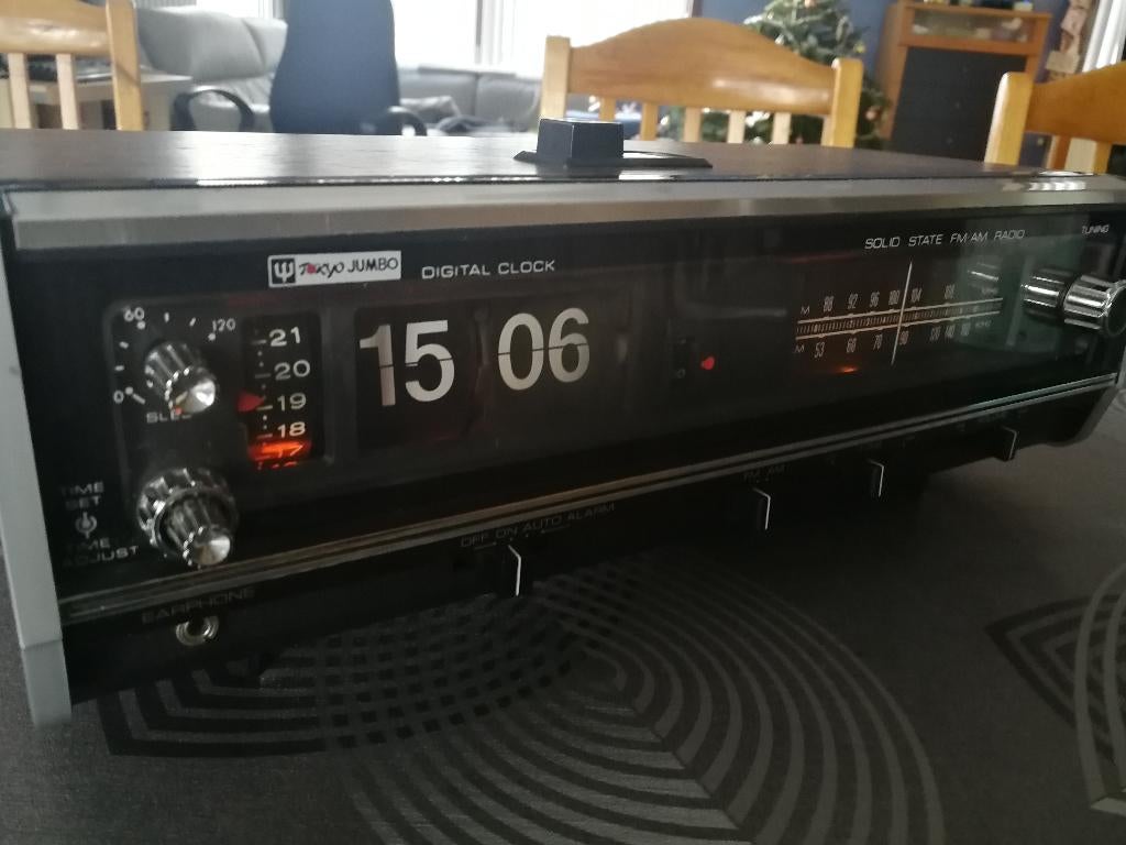 Flip klokradio Tokyo Jumbo RD-150 uit 1976, Antiquités & Art, Antiquités | TV & Hi-Fi, Enlèvement ou Envoi