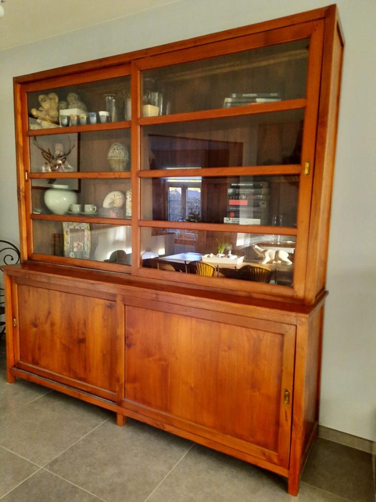 Vitrine en bois marron, Enlèvement