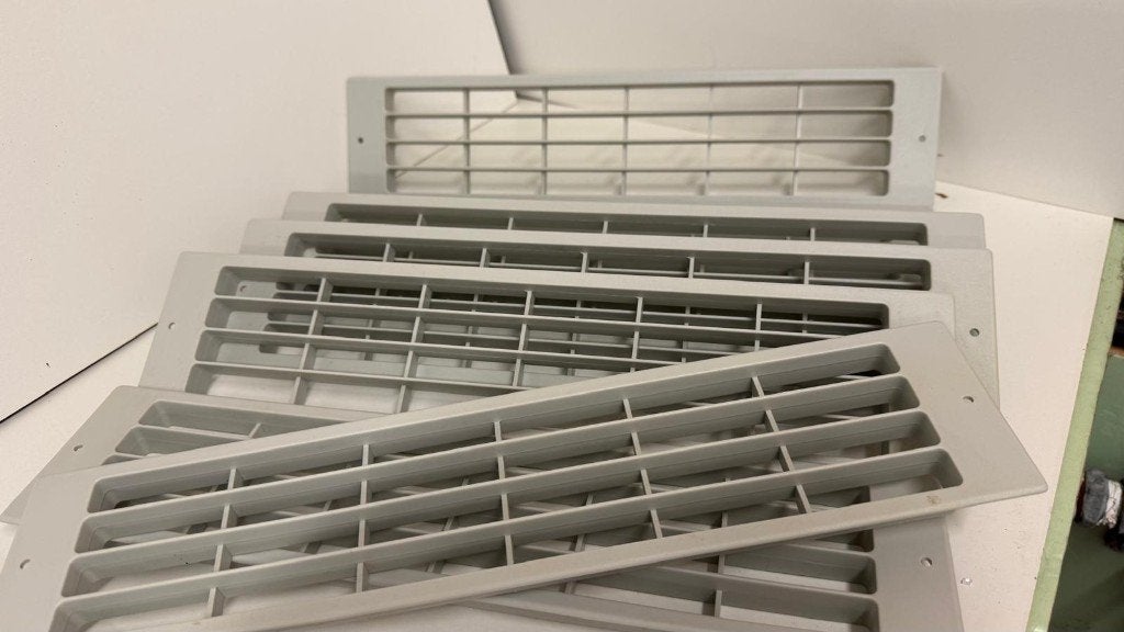 7x Grille d'aération en plastique — 39  8,5 cm — Lot, Neuf, Enlèvement ou Envoi, Autres matériaux, Moins de 4 cm