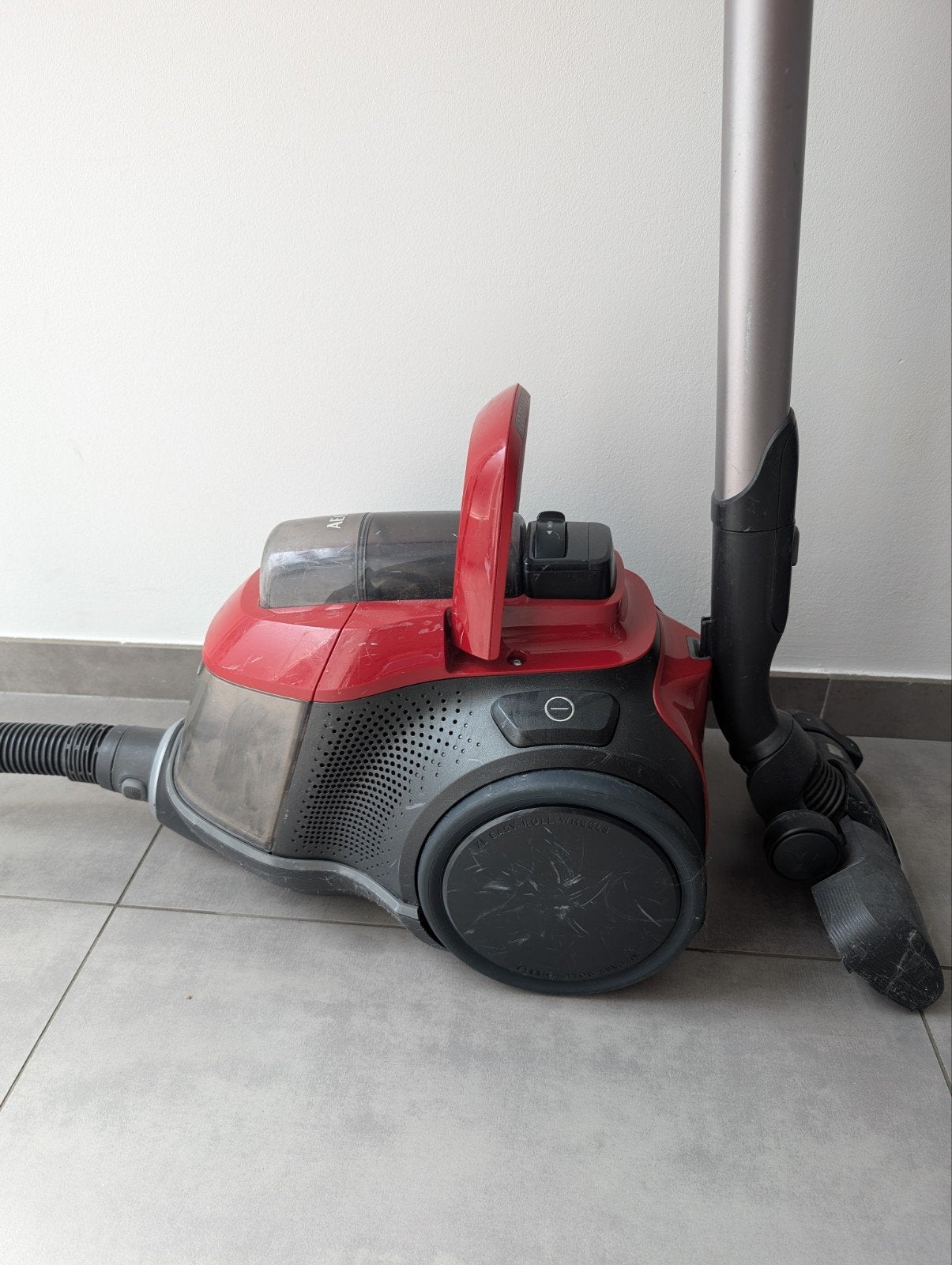 AEG Stofzuiger rood, Elektronische apparatuur, Stofzuigers, Ophalen, AEG