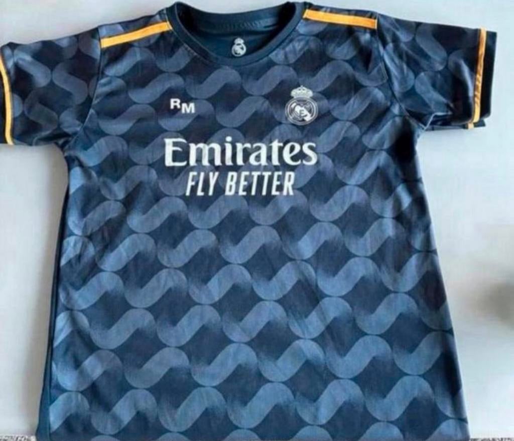 Voetbaltenue (t-shirt + short) Real Madrid maat 14, Ophalen, Gebruikt, Set