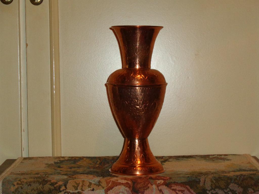 Vase ancien en cuivre gravé et martelé déco artisanale, Antiquités & Art, Enlèvement, Cuivre