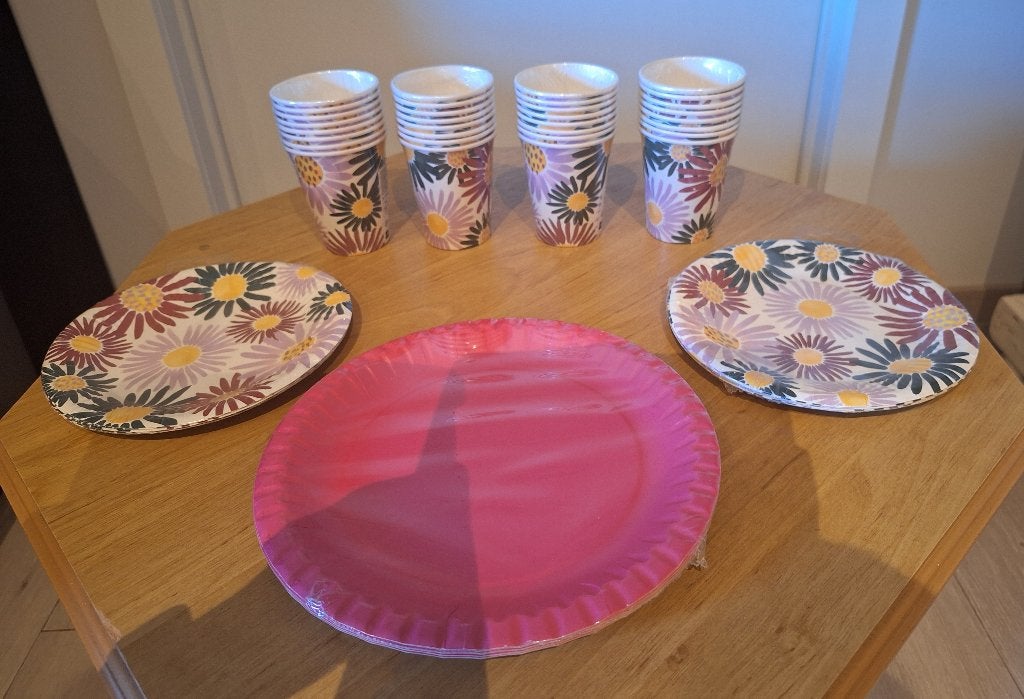 Assortiment van kartonnen bekers en kartonnen bordjes,NIEUW, Overige materialen, Overige typen, Nieuw, Ophalen of Verzenden