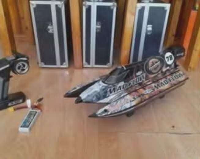 RC Madflow 3 F1 Catamaran Raceboot inc extras, Ophalen, Zo goed als nieuw, Groter dan 1:32, Overige merken