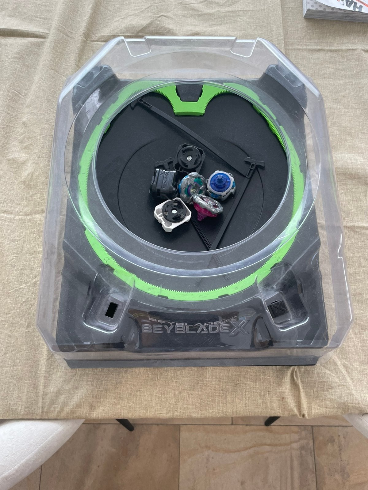 Beyblade X stadium en 3 beyblades, Enlèvement, Comme neuf