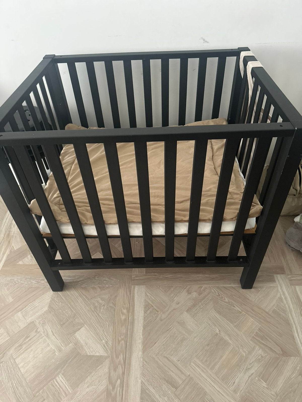 Zwart Box / park met matras en alle acceoires erbij, Kinderen en Baby's, Ophalen, Zo goed als nieuw