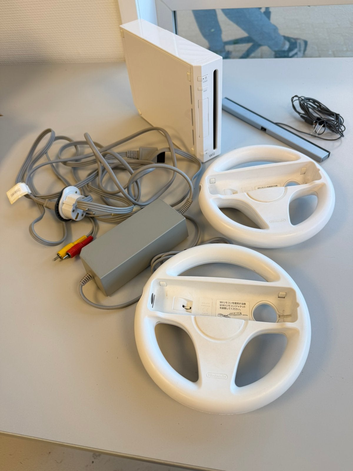 japonais Nintendo Wii + 2 JPN sans manettes, Consoles de jeu & Jeux vidéo, Enlèvement ou Envoi, Comme neuf, Sans contrôleur, Avec jeux