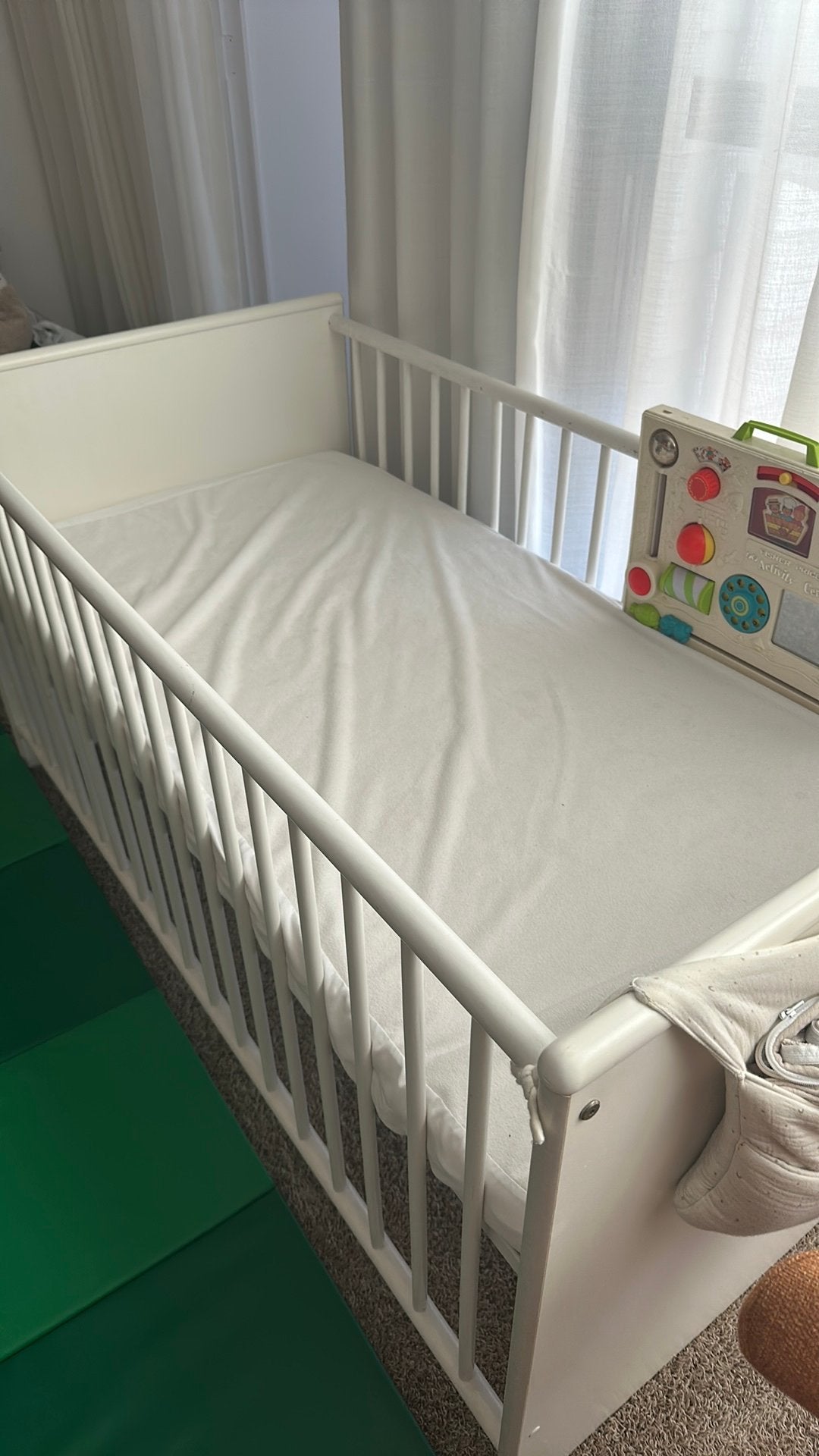 Wit peuterbedje massief hout 140x70, Enlèvement, Comme neuf, Matelas