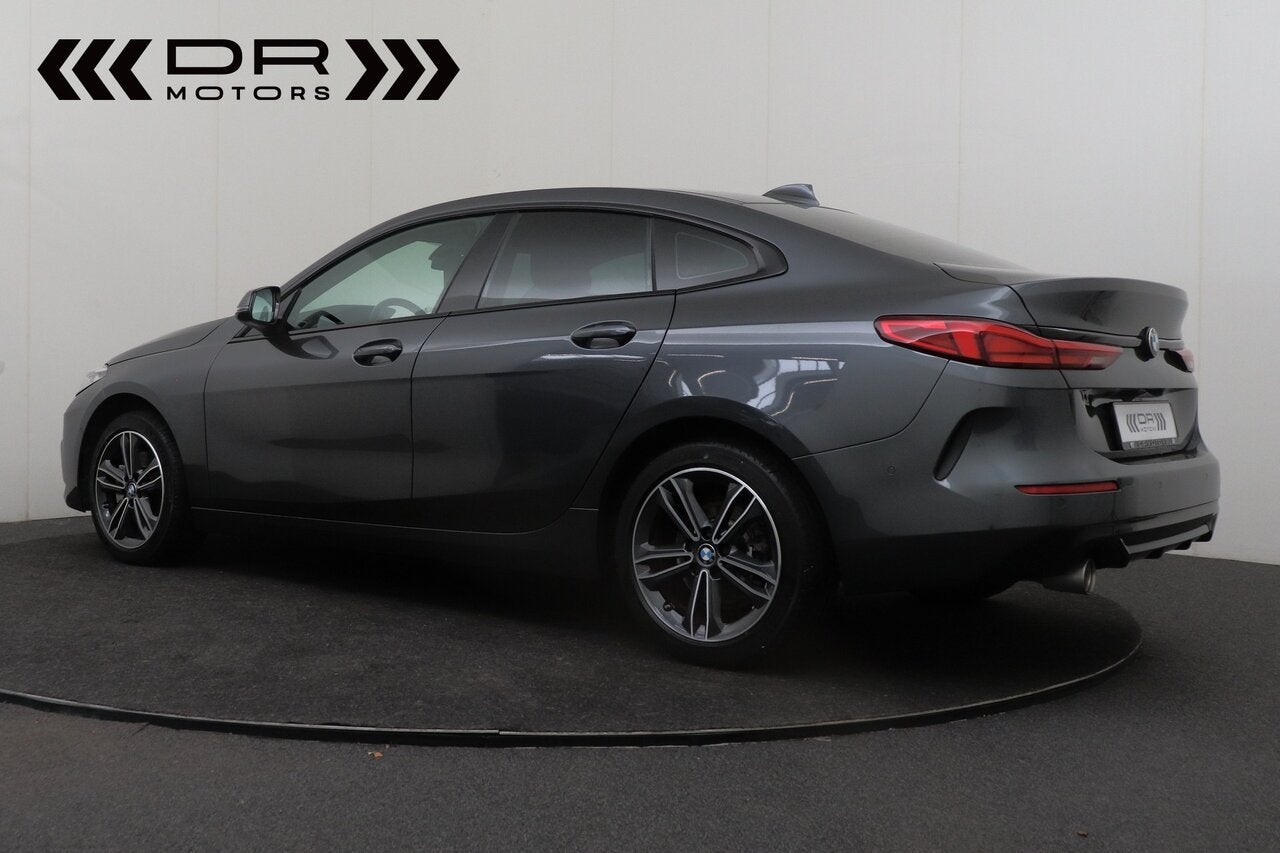 BMW 218 Gran Coupé GRAN COUPE - AUTOMAAT - SPORT - VERWARMD, Auto's, 4 deurs, Bedrijf, Sportstoelen, 3 cilinders