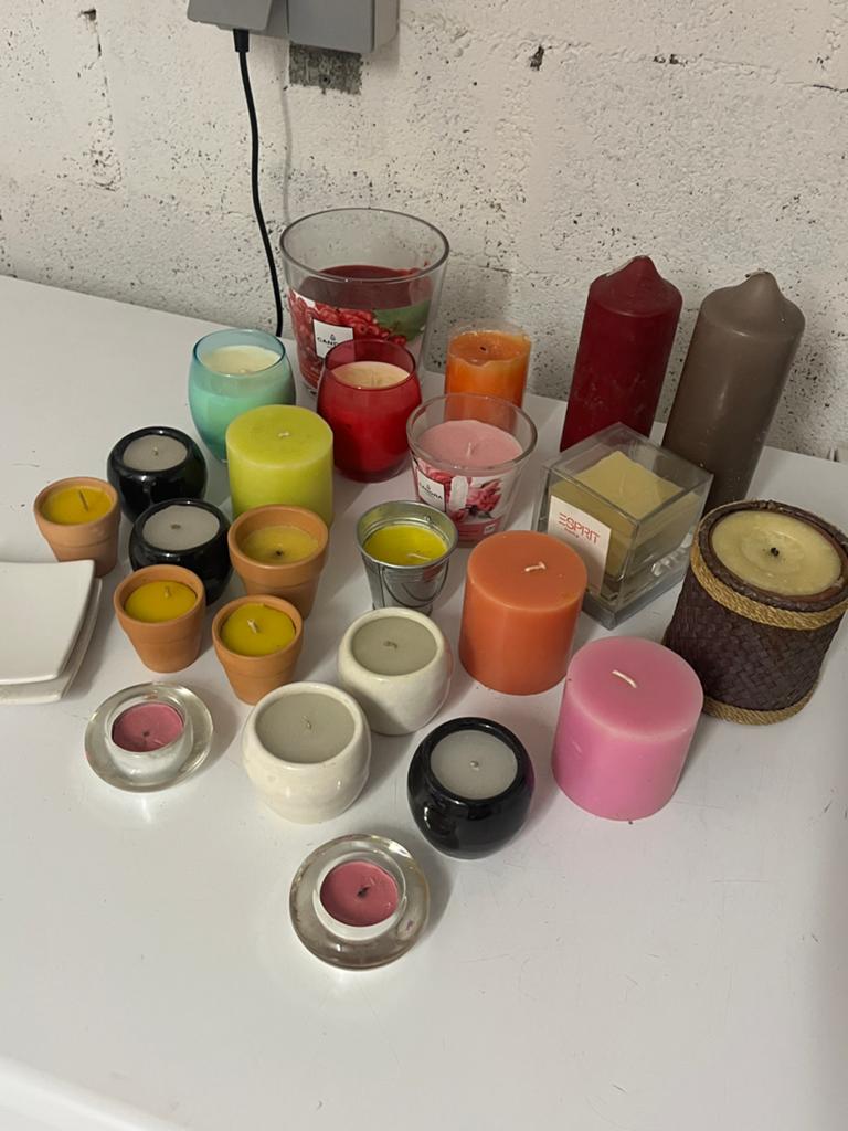 Set van 24 kaarsen, met twee schoteltjes, Ophalen of Verzenden, Zo goed als nieuw