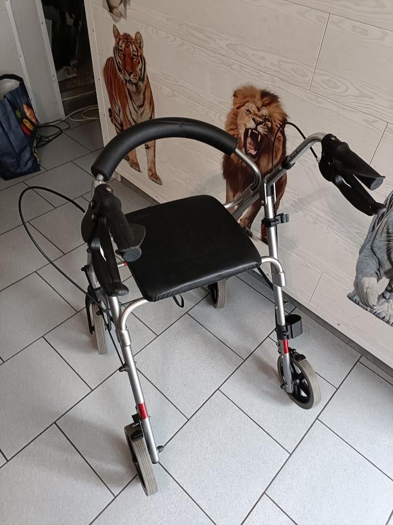 Tribune déambulateur pliable 4roues aluminium avec frein, Divers, Déambulateurs, Pliable, Enlèvement