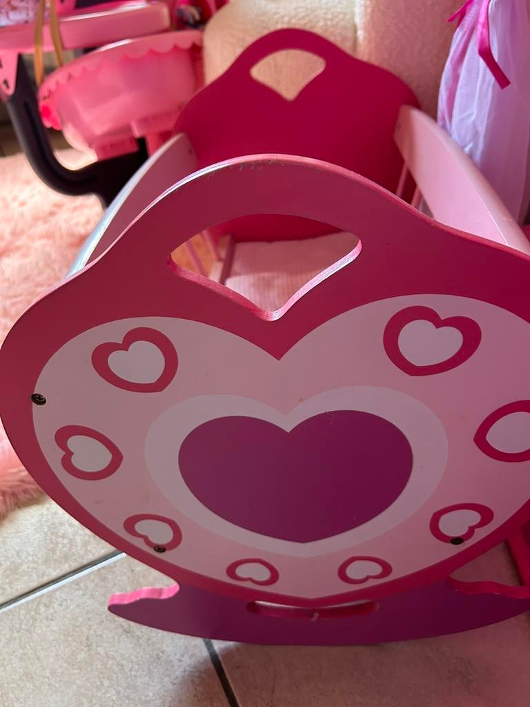 Roze houten poppenbedje met hartjes, Ophalen, Zo goed als nieuw