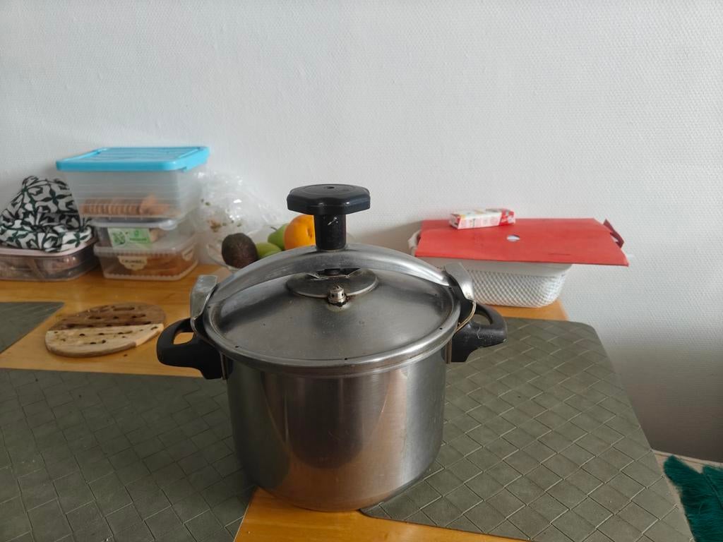 Cocotte minute inox très Bon Etat 6 litres, Enlèvement ou Envoi