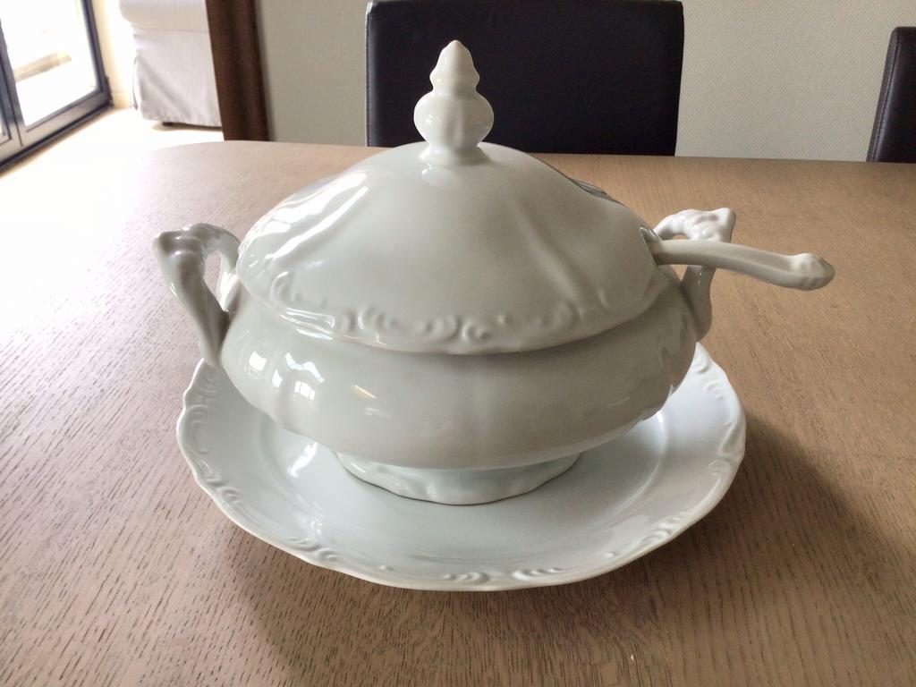 witte keramische soepterrine met deksel, lepel en onderbord, Ophalen