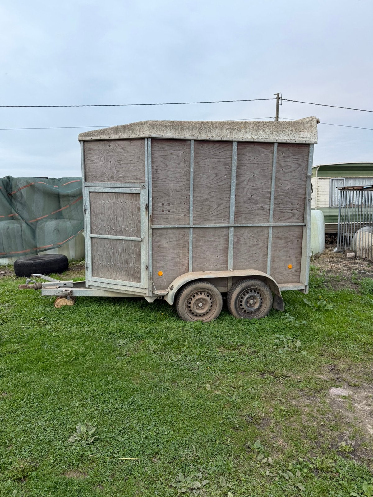 Paardentrailer voor opmaak met papieren, Ophalen, Gebruikt, Hout, 2-paards trailer