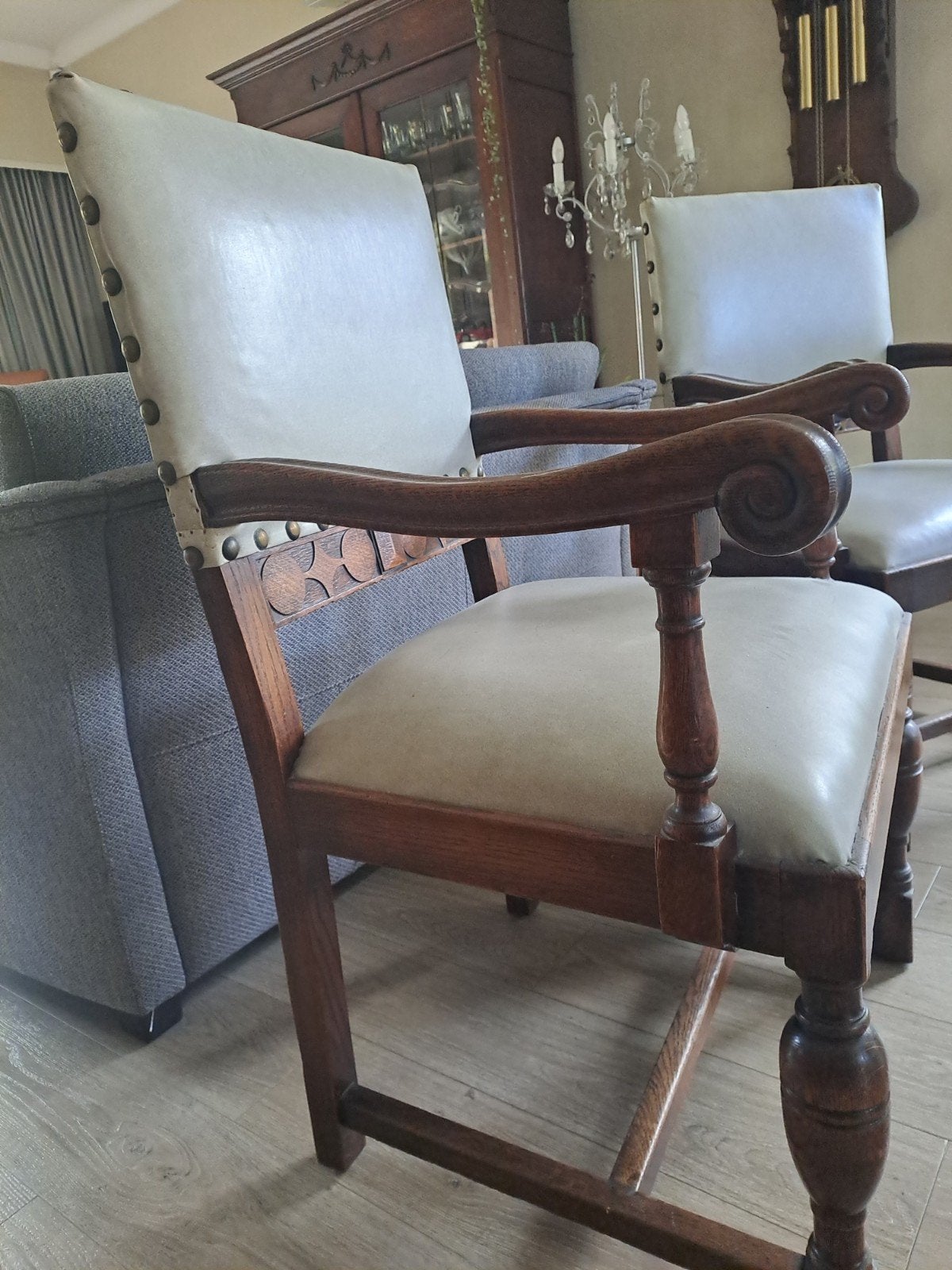 antieke ridderstoelen, Enlèvement