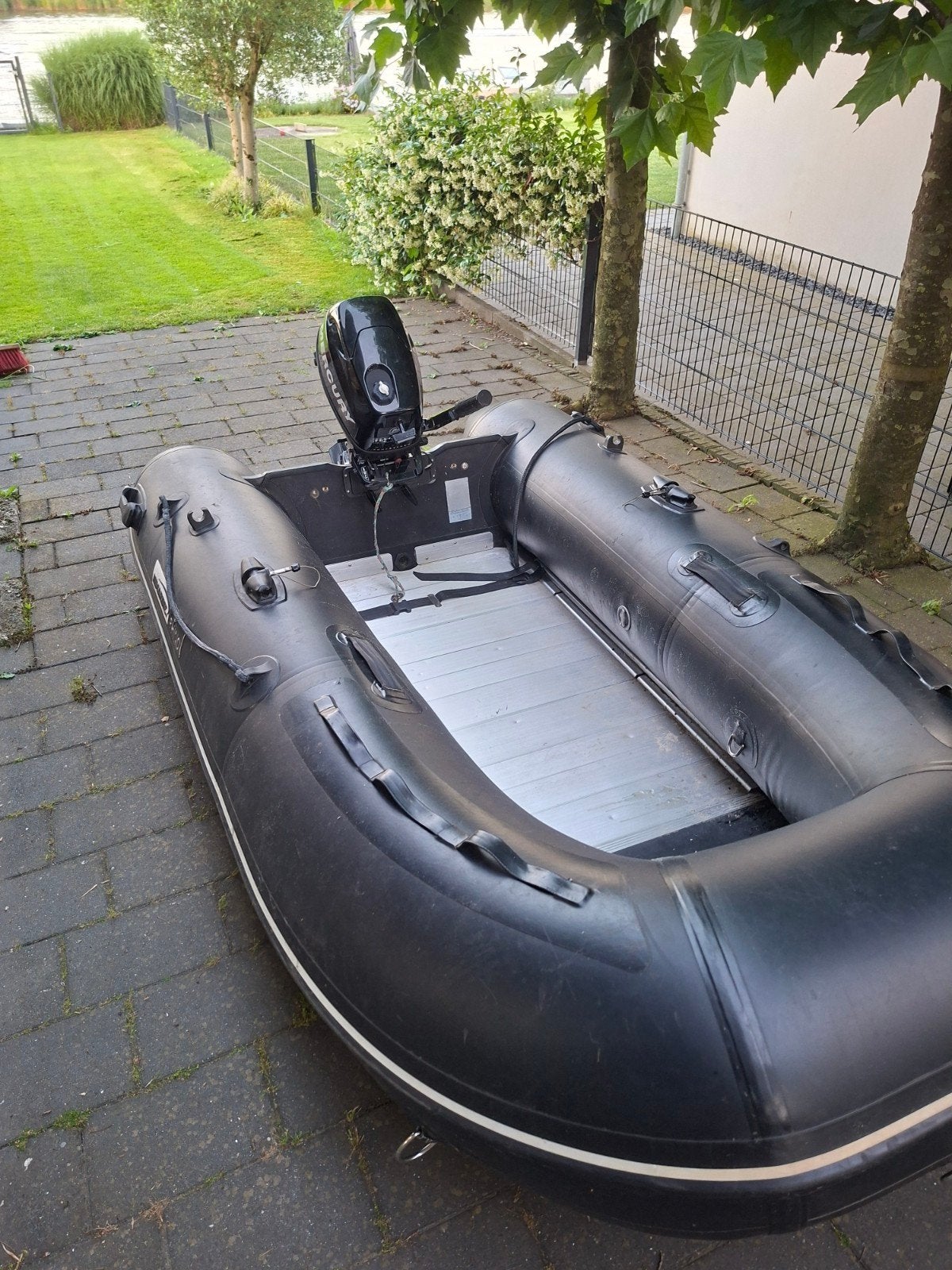 Bateau pneumatique avec moteur hors-bord, Sports nautiques & Bateaux, Canots pneumatiques, Comme neuf, Enlèvement, 5 ch, Moteur hors-bord