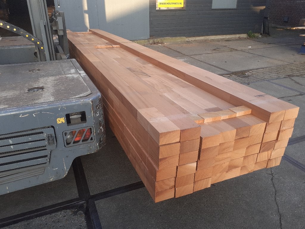 Partij 23 stuks - 2e keus Mahonie kozijnhout 94x120x5900mm, Ophalen of Verzenden, 250 cm of meer, Balken, Hardhout