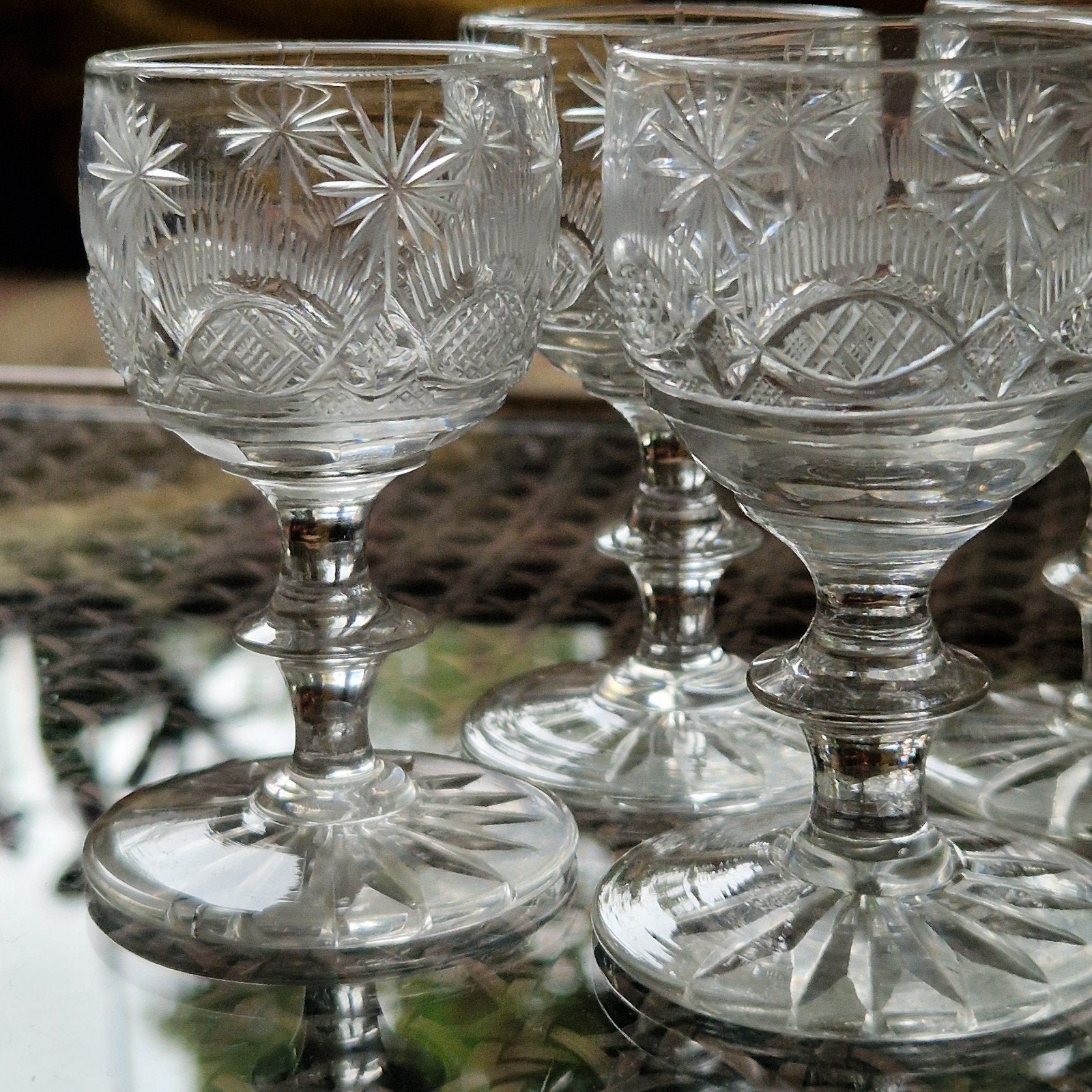 Voneche 4 verres à liqueur ou alcool/cristal 8 cm, Antiquités & Art, Enlèvement ou Envoi