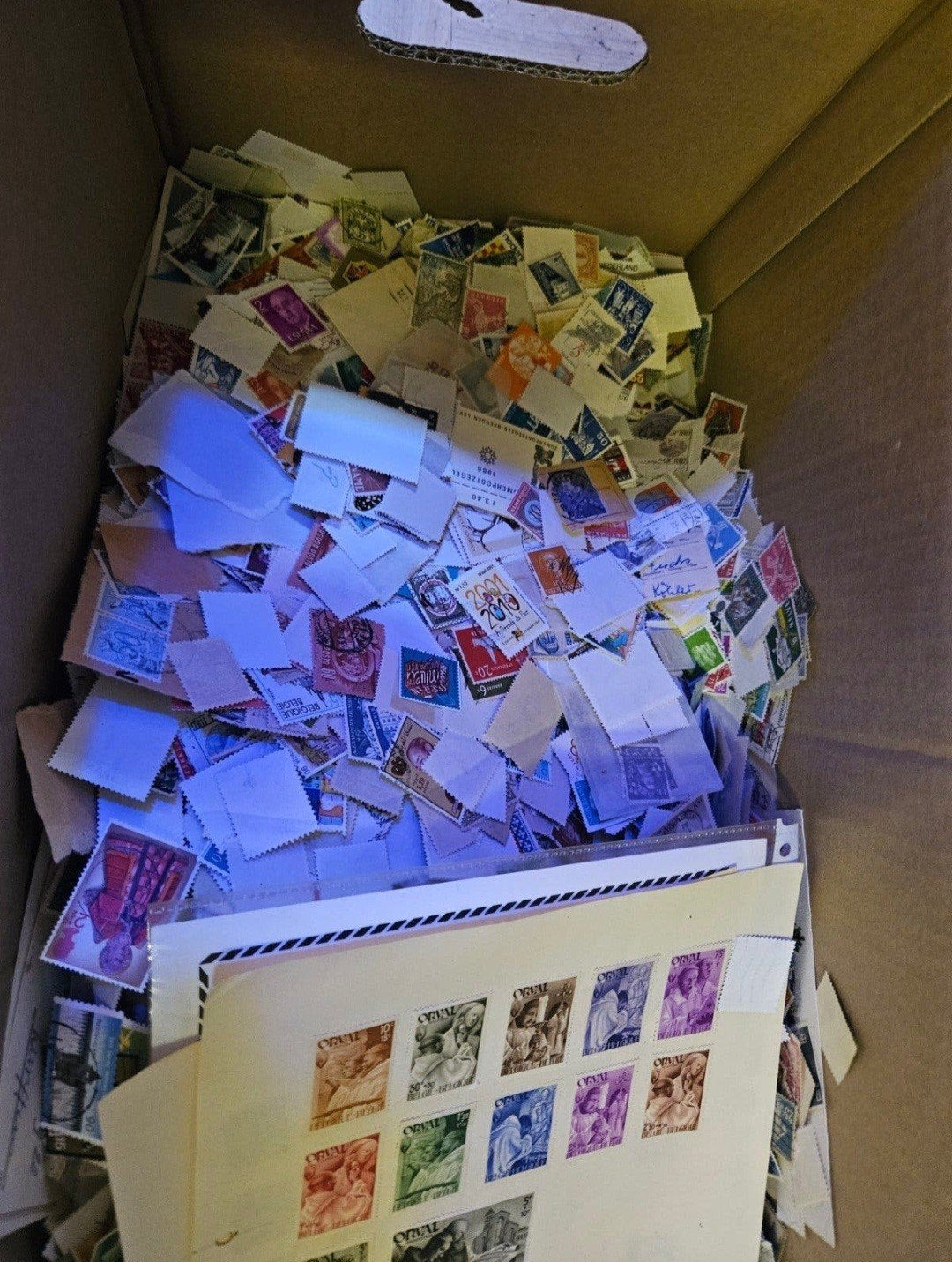 grote doos vol postzegels, Ophalen