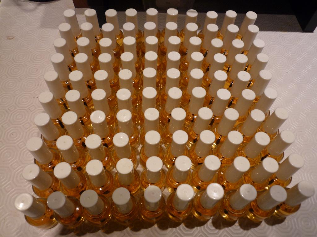 100 flacons de vernis transparent pour renforcer les ongles, Neuf, Maquillage, Enlèvement ou Envoi, Autres couleurs
