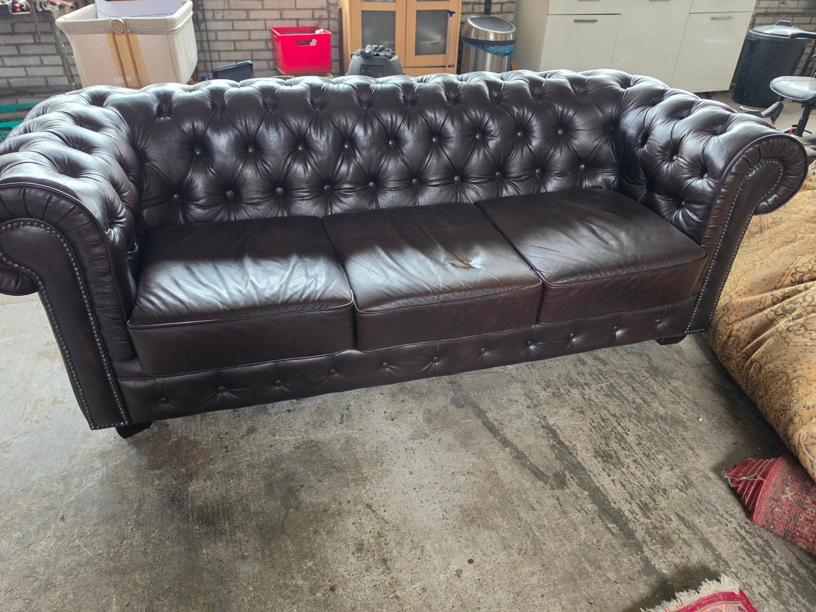 Chesterfield sofa, Ophalen