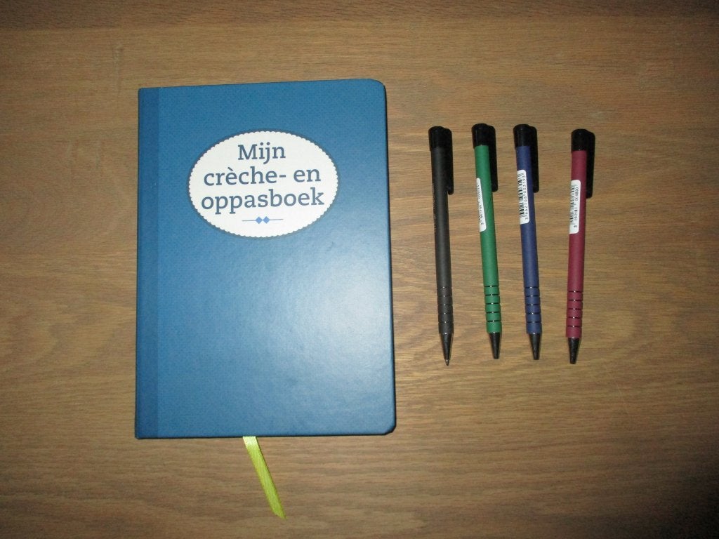 Crèche en oppasboek met 4 balpennen kinderoppas babysit boek, Enlèvement ou Envoi, Comme neuf, Autres sujets/thèmes