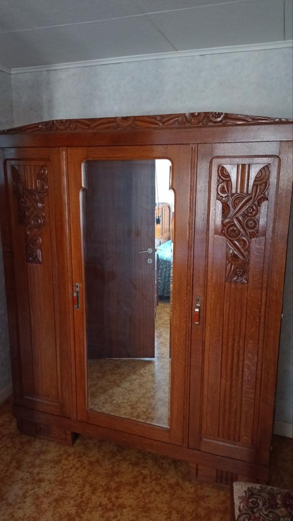 Armoire 3 portes en chêne massif avec miroir., Antiquités & Art, Enlèvement