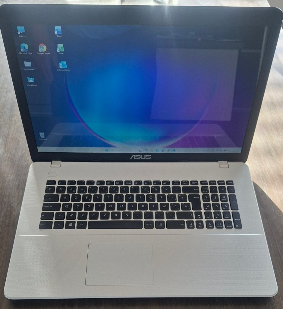 Asus K751YI, Computers en Software, AMD A8-7410 APU with AMD Radeon R5, Zo goed als nieuw, SSD, Azerty