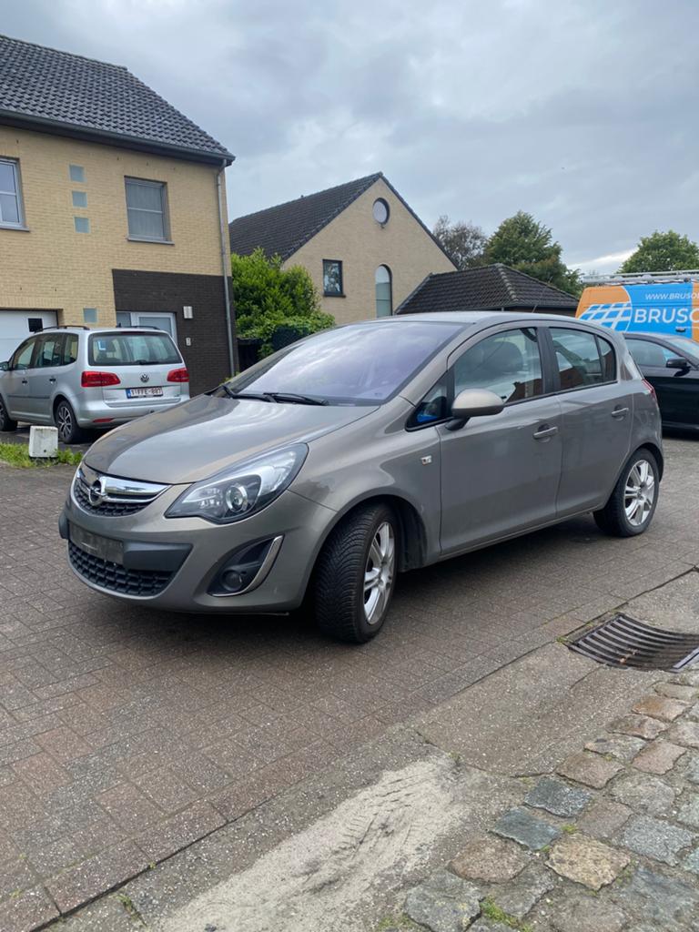 Opel corsa 2011 essence 1.2 114000km, Auto's, Opel, Particulier, Corsa, Benzine, Euro 5, Berline, 6 deurs, Handgeschakeld, Bruin
