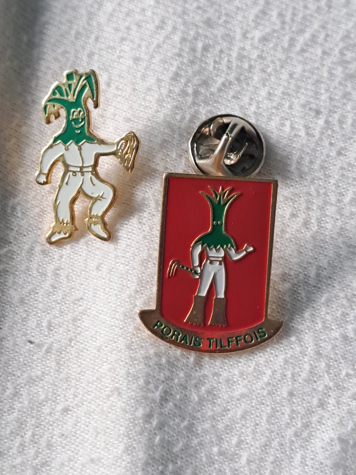 2 pins pin's les porais tilffois tilff folklore, Collections, Broches, Pins & Badges, Enlèvement