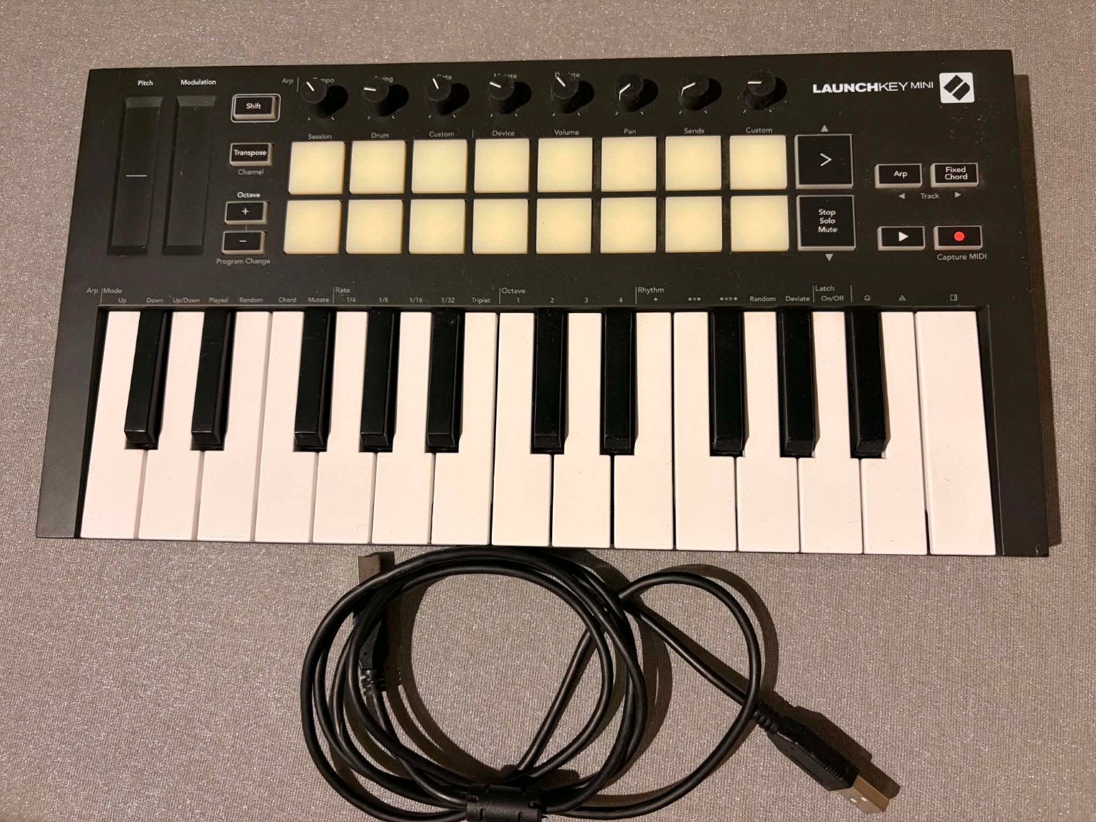 Novation Launchkey Mini MK3 — Compact MIDI-keyboard (Zgan), Musique & Instruments, Équipement Midi, Enlèvement
