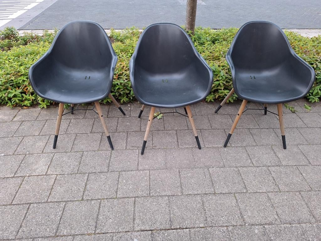 Set van 3 zwarte kuipstoelen met houten poten, Ophalen, Kunststof, Gebruikt, Drie
