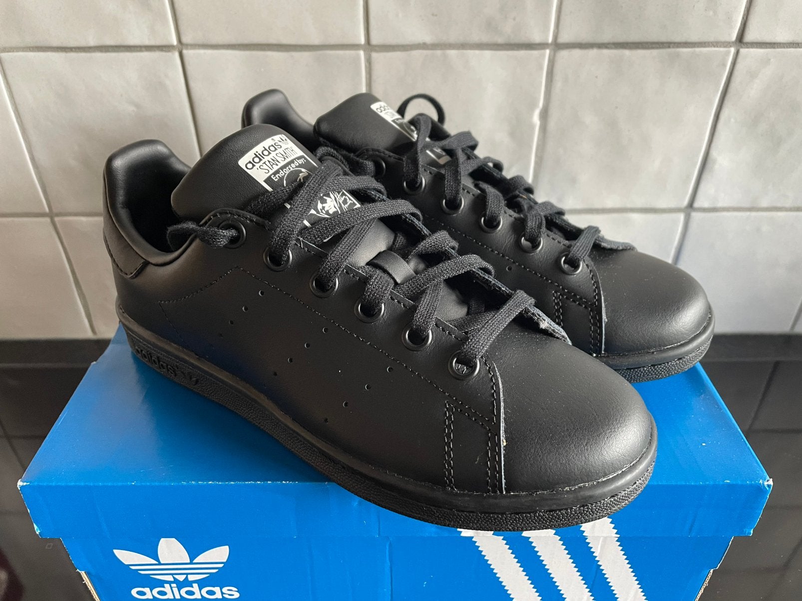 Zwarte sneakers Adidas Stan Smith maat 35 1/2 (nieuw!), Neuf, Enlèvement ou Envoi, Chaussures, Adidas