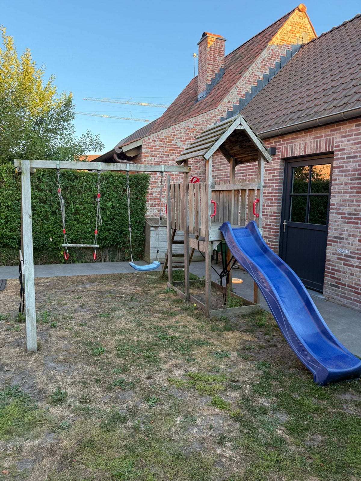 Speeltoestel met glijbaan en schommel, Kinderen en Baby's, Speelgoed | Buiten | Speeltoestellen, Ophalen, Gebruikt, Glijbaan
