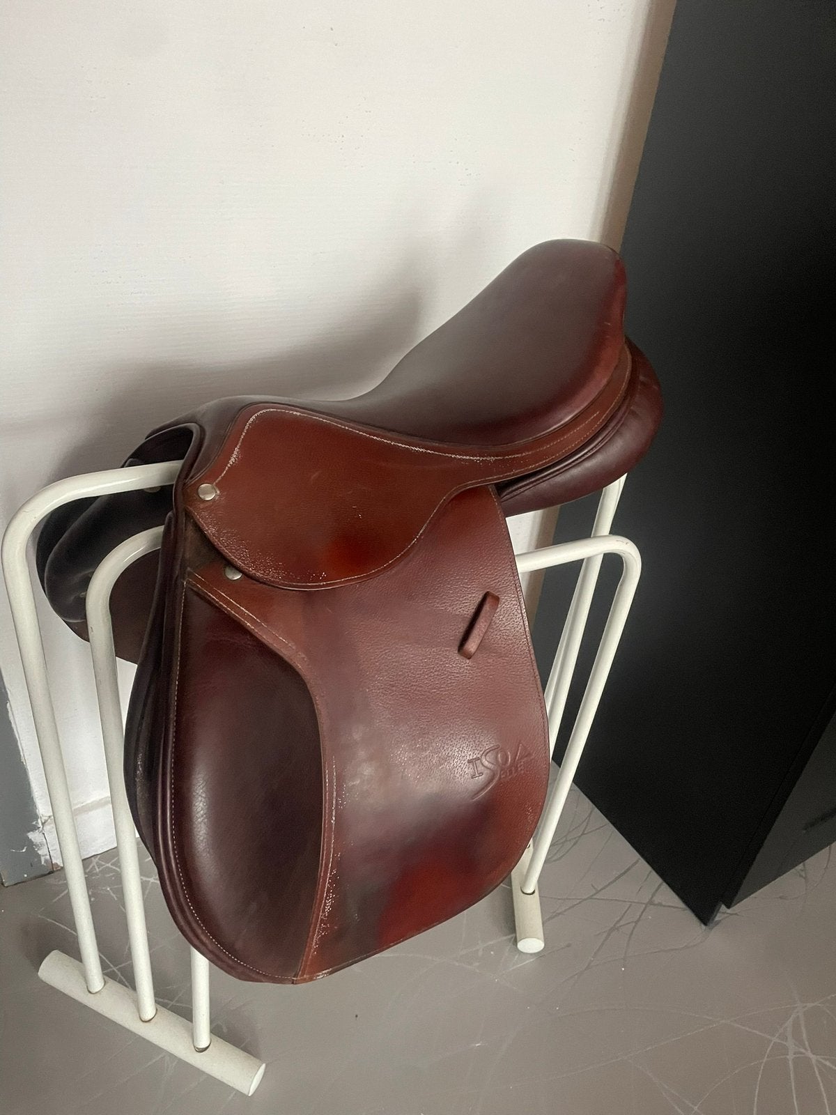 Selle isoscele achetée 1000euros., Ophalen, Zo goed als nieuw, Springen