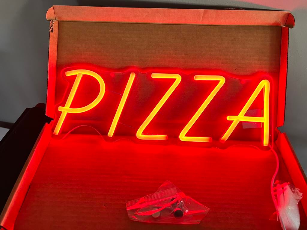 Nieuwe verlichte reclame voor de pizzeria.