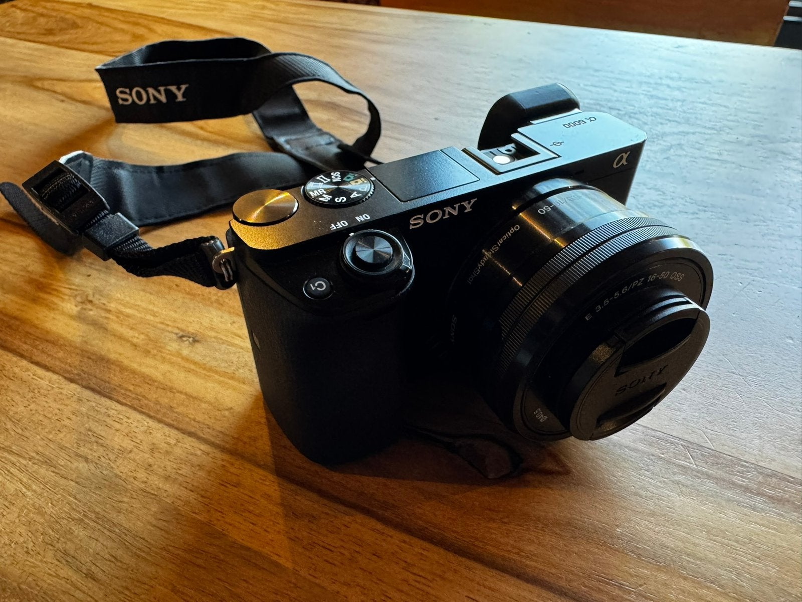 Sony a6000 avec objectif, TV, Hi-fi & Vidéo, Wi-Fi, Câble USB, Comme neuf, Enlèvement