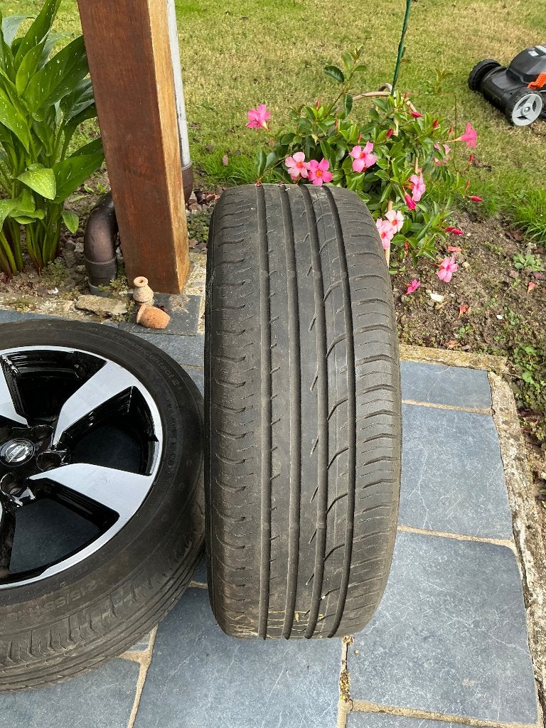 Jantes alu nissan + pneus, Autos : Pièces & Accessoires, Pneus et Jantes, 215 mm, Véhicule de tourisme, Pneus été