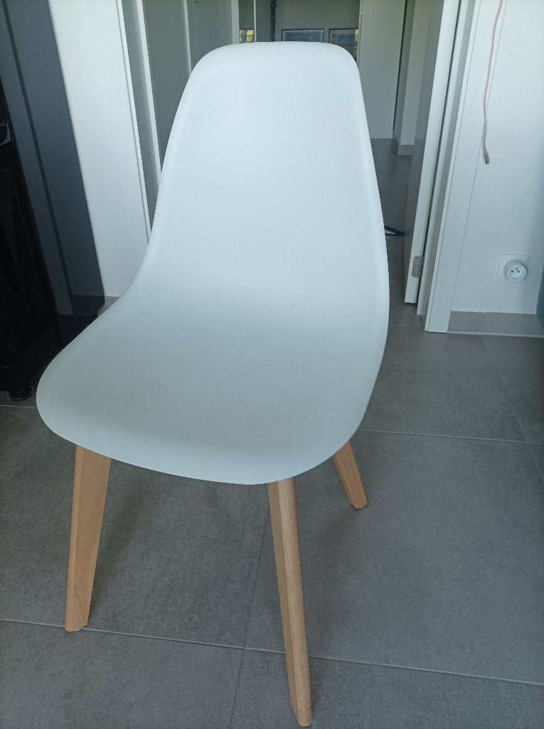 4 stoelen Jysk - witte kuip - massief houten onderstel, Maison & Meubles, Chaises, Bois, Scandinavisch, Enlèvement, Utilisé