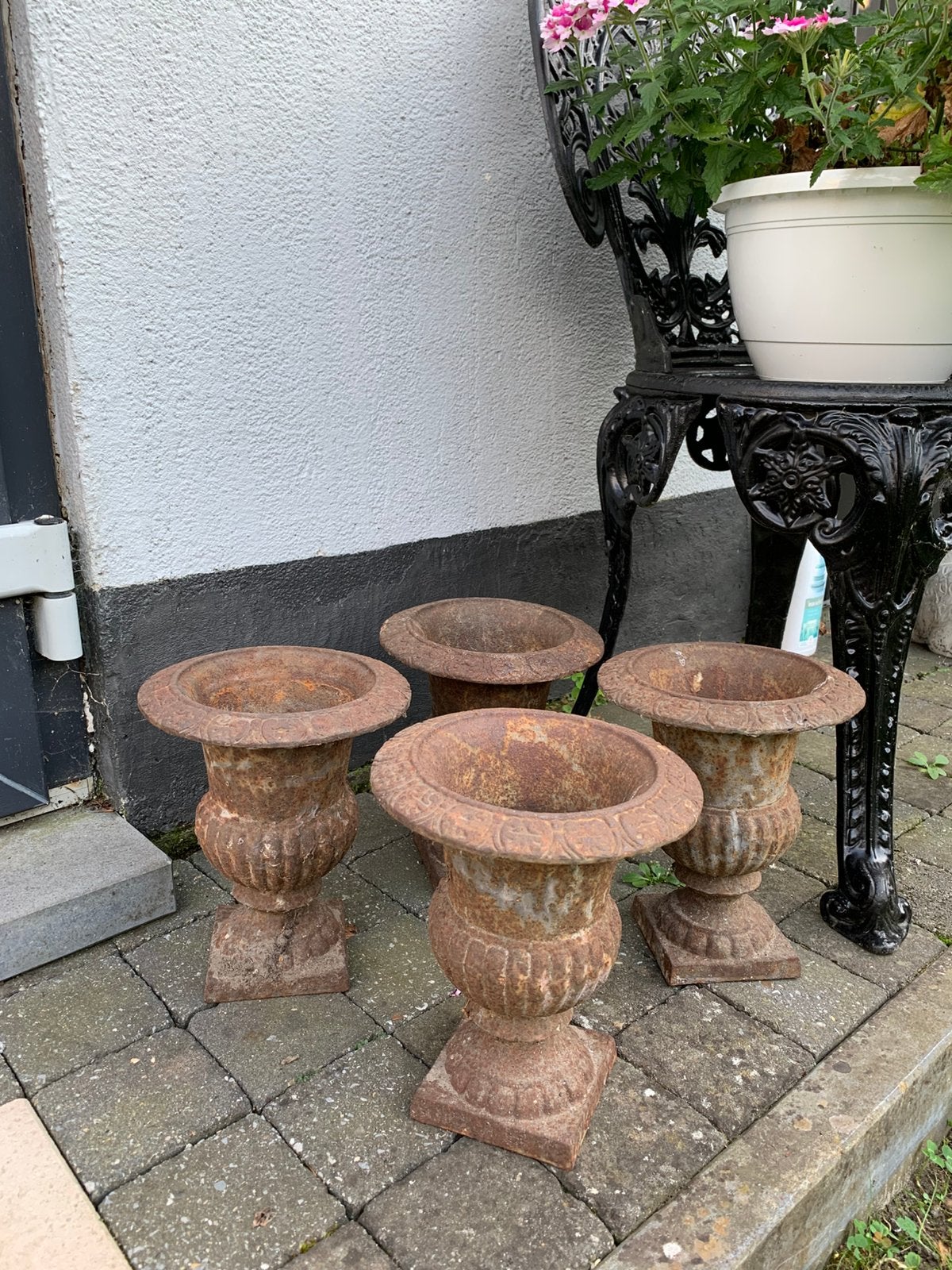 4 gelijke gietijzeren tuinvazen hoogte 22cm, Enlèvement, Comme neuf