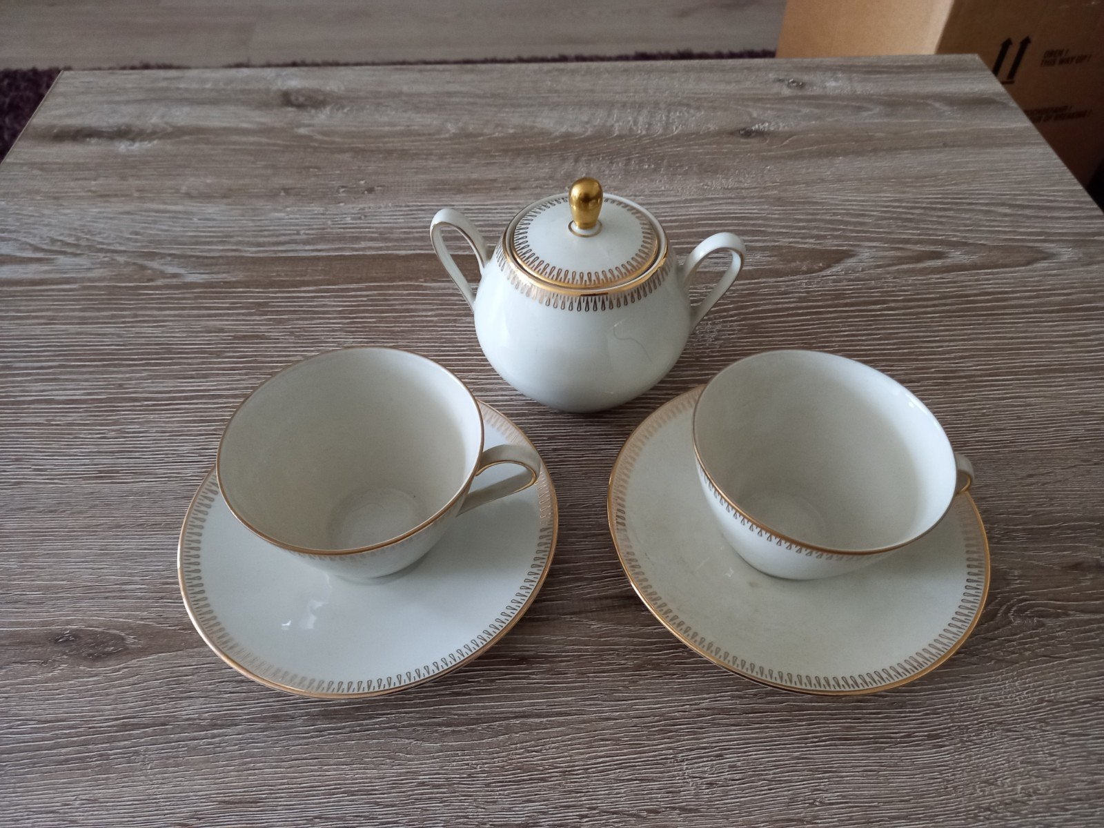 2 tassen en suikerpot, Ophalen