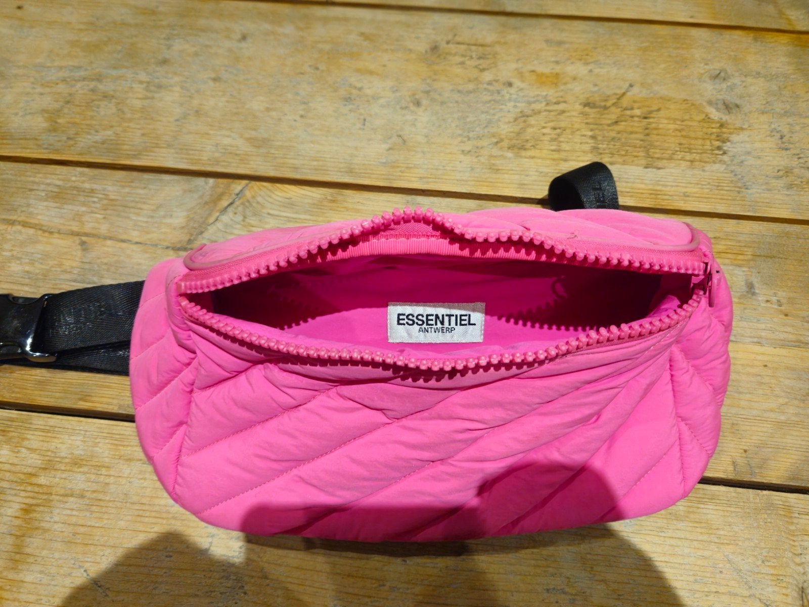 Essentiel Antwerp Gepofte Heuptas  Crossbody Tas  Neon Roze, Bijoux, Sacs & Beauté, Trousses de toilette, Enlèvement ou Envoi